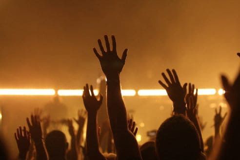 64d75b2-maos_levantadas-1